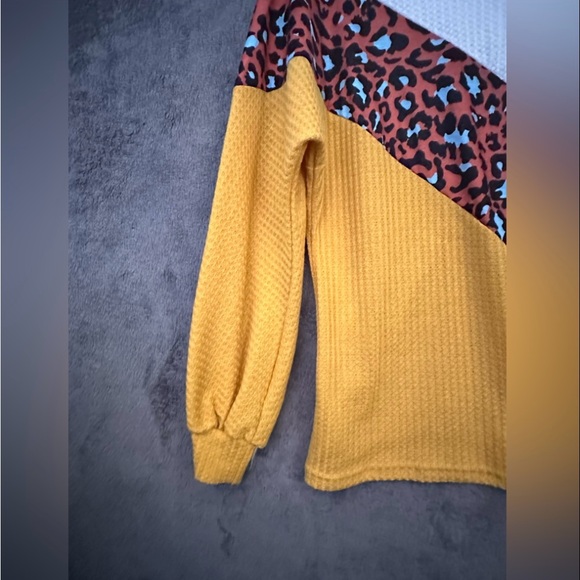 Sweater Top Shirt Woman’s Size M Yellow White Long Sleeve Knit Soft Boho Fall - Picture 3 of 11